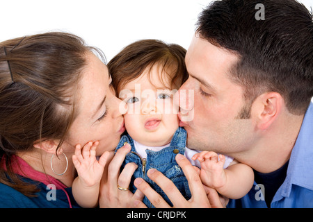 Familienporträt küssen ihre kleine Tochter Stockfoto