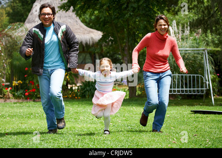 glückliche Familie lächelnd und in Richtung der Kamera im freien laufen Stockfoto