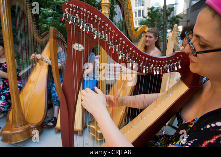 Harfenisten führen in Soho Urban Plaza Park in New York als Teil des Mass Appeal beim machen New York Festival Stockfoto