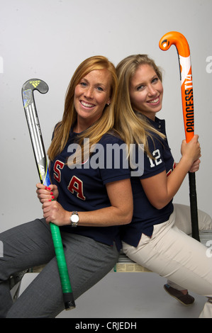 Hockeyspieler Lauren Crandall, mit Kathleen O'Donnell, rechts, links auf das Team USA Media Summit in Dallas, TX Stockfoto