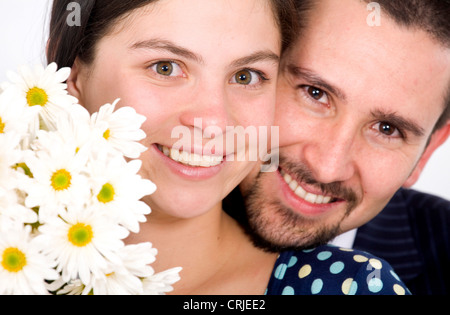 schönes paar Porträt - beide Lächeln mit weißen Blüten Stockfoto