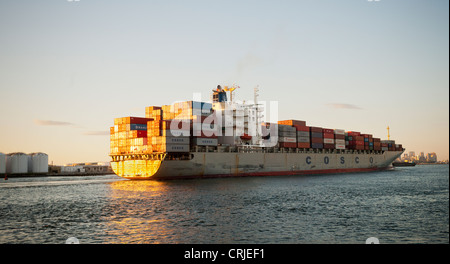 Die Cosco "River Elegance" Containerschiff in den Kill van Kull im Hafen von New York und New Jersey Stockfoto