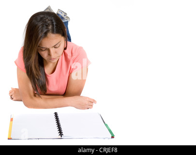 Mädchen lesen ein Notebook auf dem Boden Stockfoto