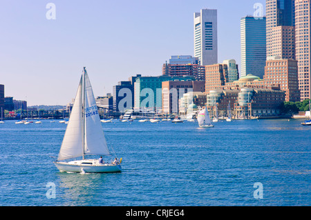 Boston Skyline entnommen Segelboot auf der St Charles River in Boston, Massachusetts Stockfoto