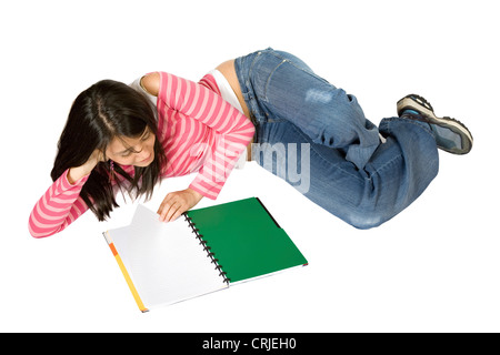 Mädchen auf dem Boden zu studieren Stockfoto