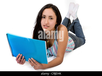 Mädchen lesen ein Notebook auf dem Boden Stockfoto