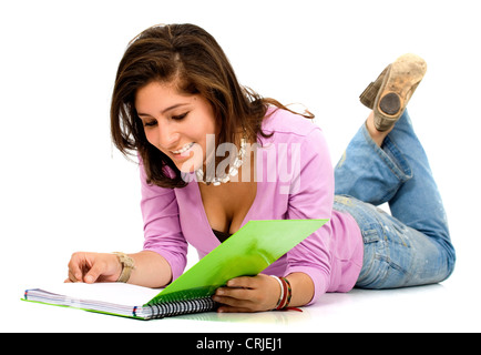 Mädchen lesen ein Notebook auf dem Boden Stockfoto