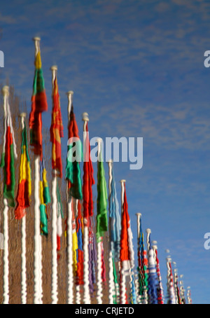 Reflexion der nationalen Flaggen in einem künstlichen See im Park der Nationen, Portugal, Lissabon Stockfoto