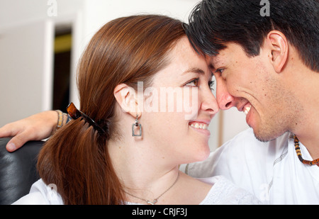 frisch Verliebte Geschäft von Angesicht zu Angesicht Stockfoto