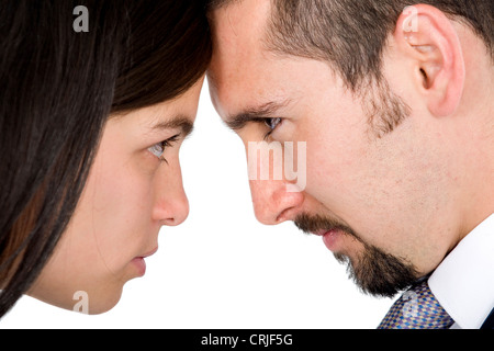 paar gehen Kopf an Kopf in einem argument Stockfoto