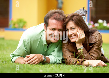 glückliches Paar außerhalb der eigenen Wohnung auf einen sonnigen Tag auf der Suche sehr glücklich und entspannt - beide Lächeln Stockfoto