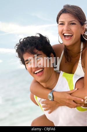 Schönes und glückliches junges Paar verliebt lächelnd am Strand Stockfoto