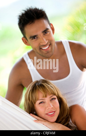 Schöne junge Paar verliebt lächelnd genießen ihre Ferien Stockfoto
