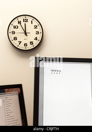 Konzept für dringende Entscheidungen mit Uhr auf Papier und Fragezeichen auf pad Stockfoto