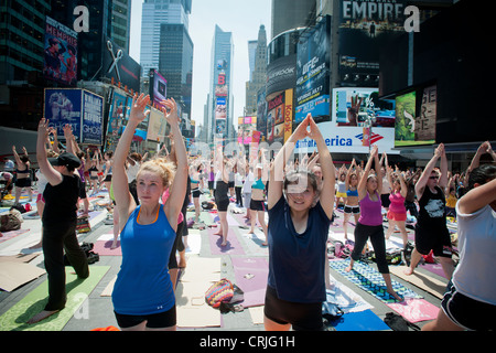 Tausende von Yoga-Praktizierende auf dem Times Square in New York teilnehmen an einen Mittag Bikram Yoga-Kurs Stockfoto