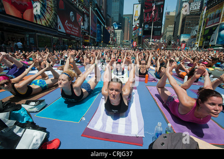 Tausende von Yoga-Praktizierende auf dem Times Square in New York teilnehmen an einen Mittag Bikram Yoga-Kurs Stockfoto