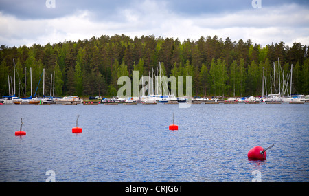 Yachten Liegeplätze Bojen in kleinen europäischen Hafen. Stadt Imatra, Finnland Stockfoto