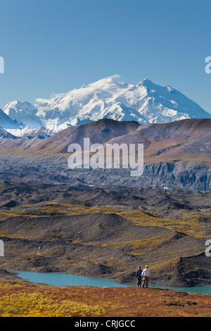 Wanderer genießen einen sonnigen Herbsttag des Mt. McKinley aus der Tundra neben Muldrow Glacier, Denali NP, Alaska. (MR) Stockfoto