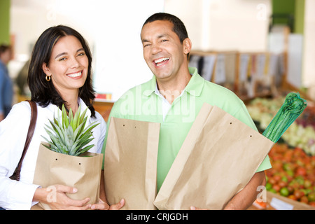 paar Lächeln und einige Früchte im Supermarkt zu kaufen Stockfoto
