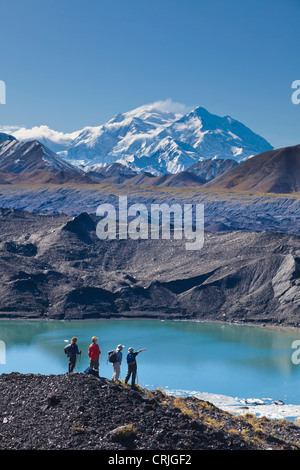 Wanderer auf der Moräne am Rande der Muldrow Glacier stehen und klare Aussicht auf Mt. McKinley, Denali NP, Alaska. (MR) Stockfoto