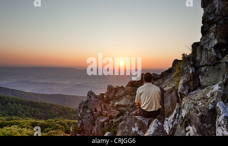 Rückansicht des Mannes Sonnenuntergang von felsigen Gipfelaufbau des steinigen Menschen auf Skyline Drive in Virginia Stockfoto