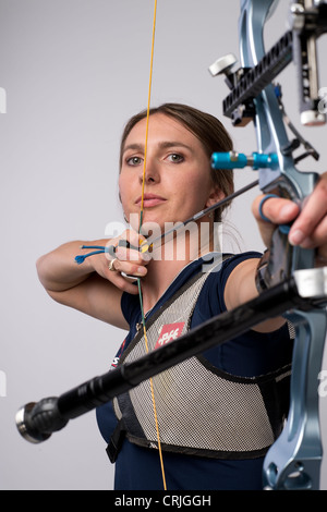 Wettbewerbsfähige Bogenschütze Jennifer Nichols von Team USA stellt bei den USA Medien Pressetag für die Olympischen Spiele 2012 in London Stockfoto