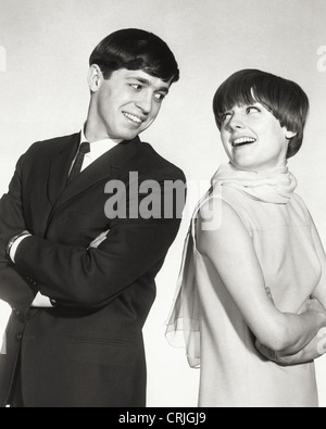 Junges Paar lächelnd und sahen einander Stockfoto