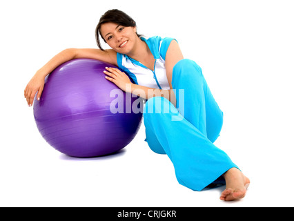 Casual Mädchen mit einem Pilates ball Stockfoto