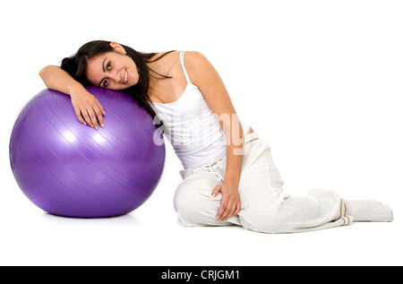 Casual Mädchen mit einem Pilates ball Stockfoto