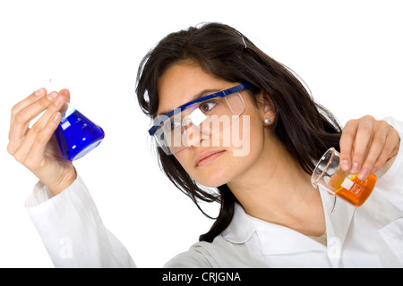 junge weibliche Chemiker mit Reagenzgläsern in ihren Händen mit mit leuchtend blauen und gelben Flüssigkeiten Stockfoto