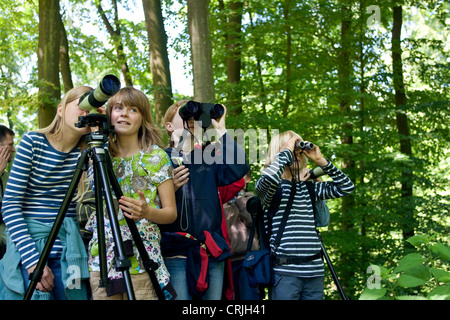 Gruppe von Mädchen Wathing Vögel mit Fernglas Stockfoto