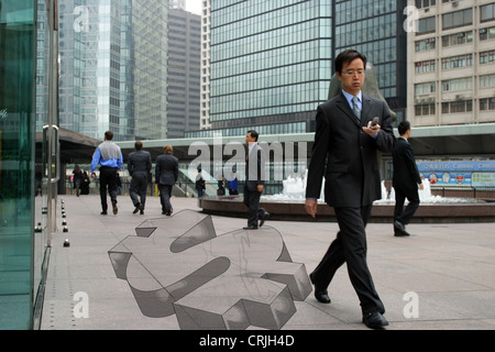 Chinesische Business-Mann die Straße mit Mobile in seiner Hand, China, Hong Kong Stockfoto