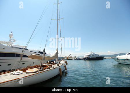 Yacht im Hafen Stockfoto