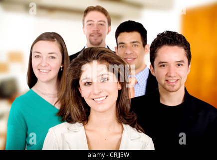 Gruppe der jungen Unternehmer und Unternehmerinnen in ihrem Büro Stockfoto