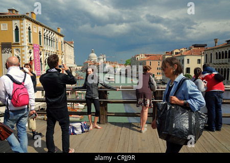 Touristen auf der Accademia Brücke mit der Santa Maria della Salute-Kirche im Hintergrund Venedig Italien Stockfoto