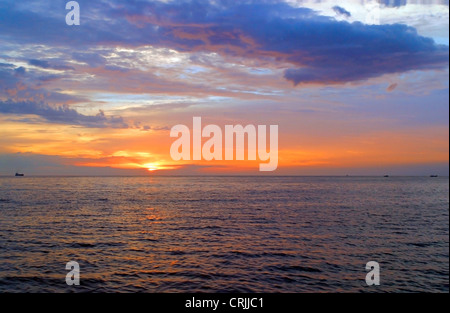 Sonnenaufgang über dem Mittelmeer mit Schiff am Horizont, Malta Stockfoto