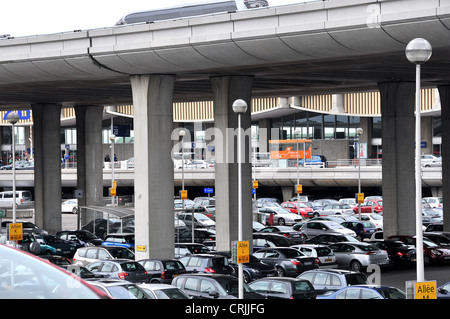 Parkplätze, Flughafen Roissy Charles de Gaulle, Terminal 2, Paris, Frankreich Stockfoto