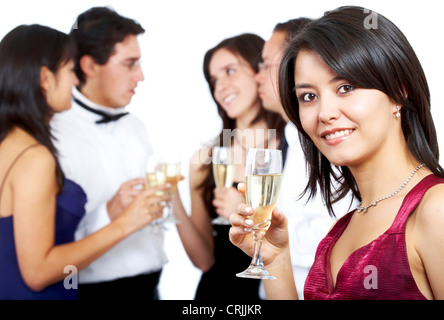 elegant gekleidete Jugendliche trinken Sekt Stockfoto