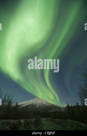 Aurora Borealis-Tanz in den Himmel über unbenannte Gipfel in der zentralen Brooks Range, nördlich des Polarkreises, Alaska Stockfoto