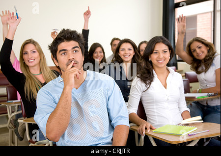 Freunde oder Studenten in einem Klassenzimmer Stockfoto