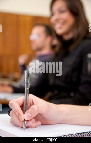 Schüler, die von hand mit einem Stift schreiben Stockfoto