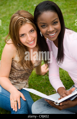 Schöne Multietnic Mädchen mit ihren Notebooks in einem Park zu studieren Stockfoto
