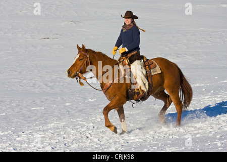 Nordamerika; USA; Wyoming; Schale; Cowgirl Reiten im Schnee; (MR) Stockfoto