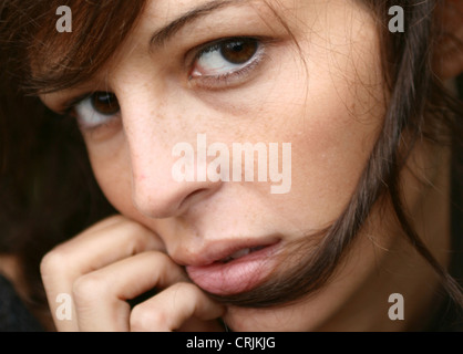 junge Frau in die Kamera schaut furchtbar Stockfoto