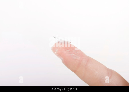 Mann, der in Kontaktlinsen Stockfoto