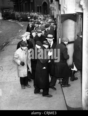 Männer warten auf Brotlinie während der Depression Stockfoto