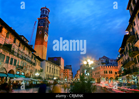 Piazza Delle Erbe mit Torre dei Lamberti zur blauen Stunde, Italien, Veneto, Verona Stockfoto