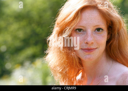 Bildnis einer junge rothaarige Frau mit Stockfoto