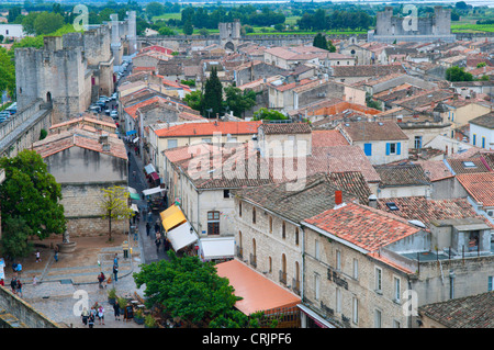 Blick über die Dächer und die Stadtmauer von Aigues-Mortes, Frankreich, Languedoc-Roussillon, Camargue, Aigues-Mortes Stockfoto