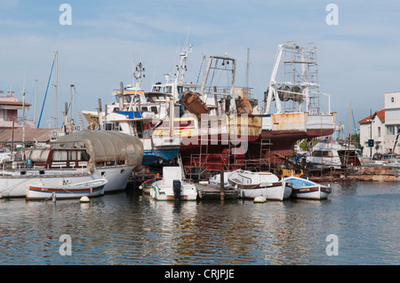 Fischerei Schneider im Dock des Hafens, Frankreich, Languedoc-Roussillon, Camargue, Le Grau-du-Roi Stockfoto